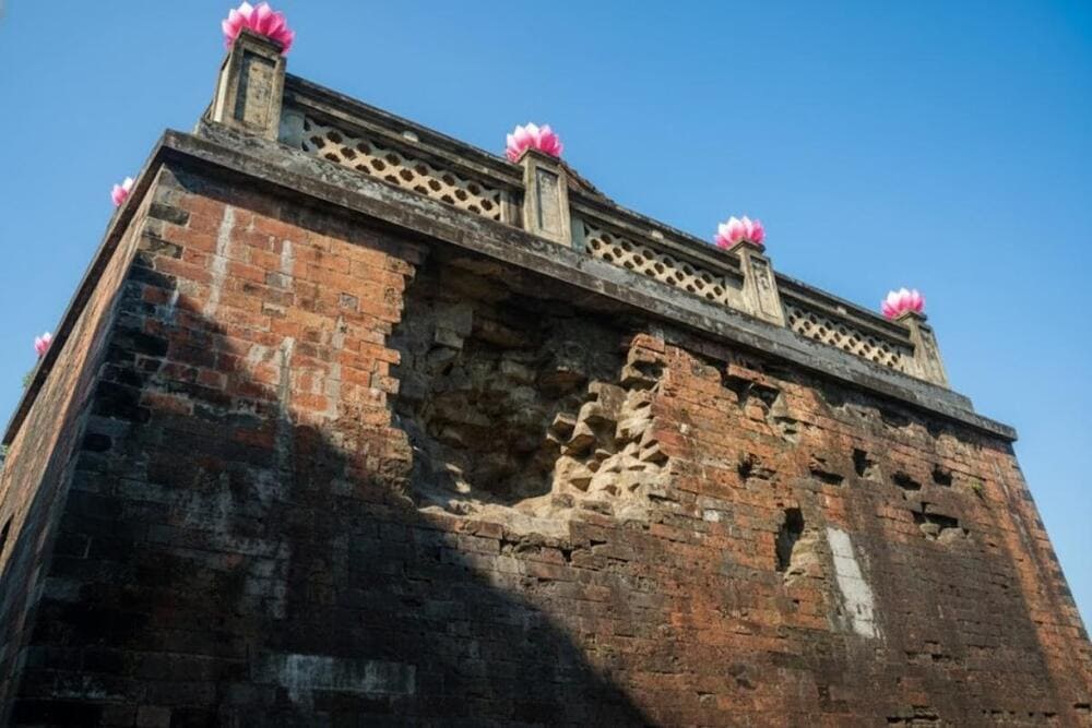 Những vết đạn ph&aacute;o c&ograve;n nguy&ecirc;n vẹn